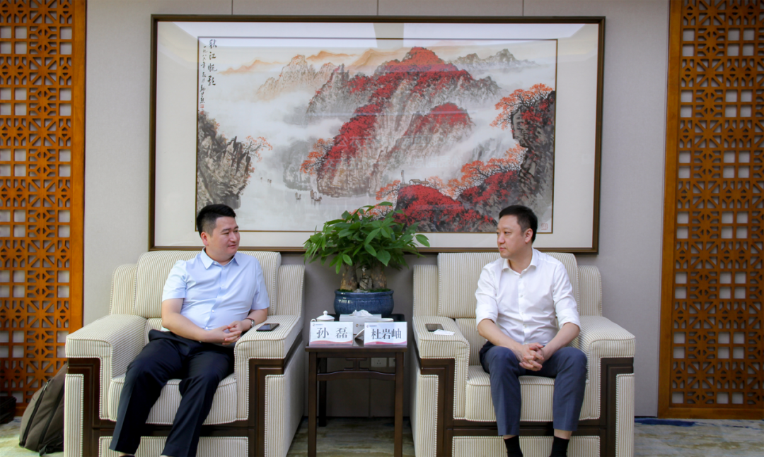 西安投資控股黨委書記、董事長(zhǎng)杜巖岫會(huì)見西南證券江蘇分公司副總經(jīng)理一行