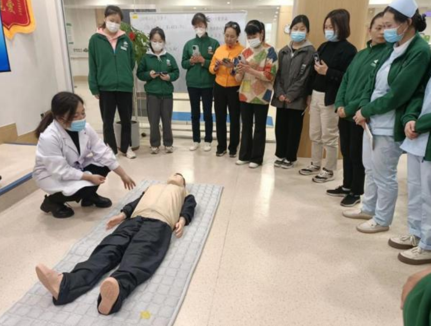 “救”在身邊！共筑服務(wù)安全——頤信養(yǎng)老舉辦急救技能培訓(xùn)